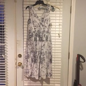 NWT flower VNeck